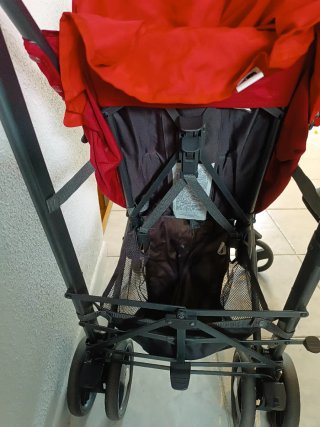 Silla de paseo Chicco roja y complementos varios