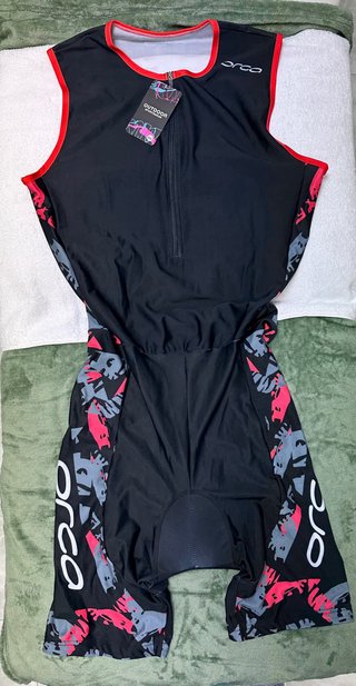 Traje de ciclista negro y rojo