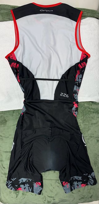 Traje de ciclista negro y rojo