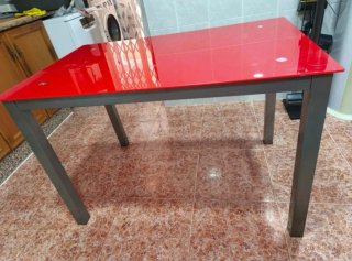 Mesa de cocina con 2 sillas rojas