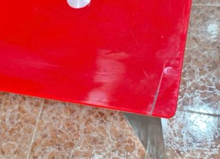Mesa de cocina con 2 sillas rojas