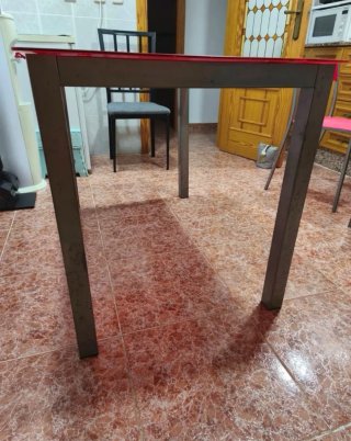 Mesa de cocina con 2 sillas rojas