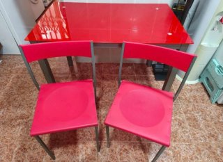 Mesa de cocina con 2 sillas rojas