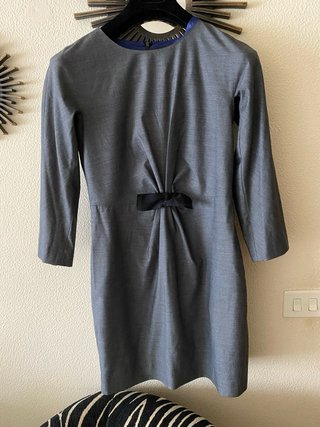 Vestido gris con lazada negra
