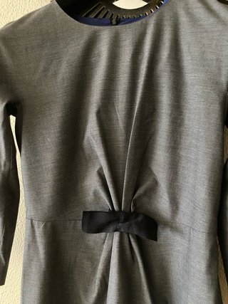 Vestido gris con lazada negra