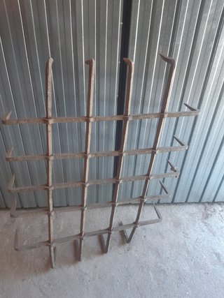 Portón y rejas de madera antiguos