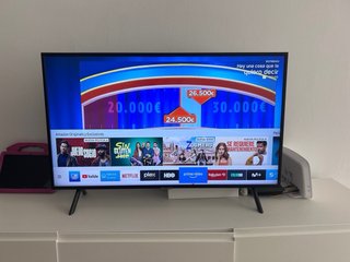 Samsung Smart TV 40 (91cm x 52cm)