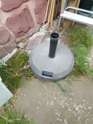 SE REGALA  Base para sombrilla de jardín
