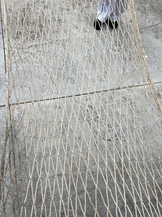 Hamaca de cuerda con barra de madera
