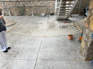 Hamaca de cuerda con barra de madera