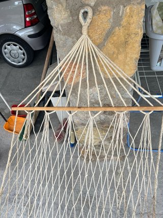 Hamaca de cuerda con barra de madera