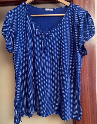 Camiseta azul de mujer con lunares blancos