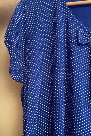 Camiseta azul de mujer con lunares blancos