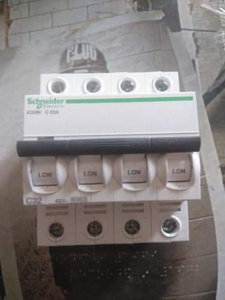 Automático 4p C32A magnetotérmico Schneider