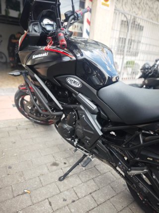 Kawasaki Versys 650 Negra y Roja