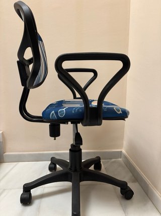 Silla de oficina giratoria y ajustable