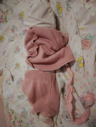 Bebé de silicona con traje de conejito