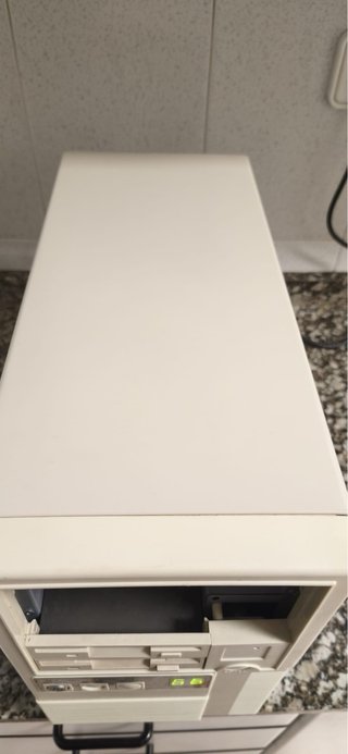 Caja de ordenador antigua