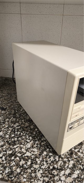 Caja de ordenador antigua