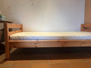 Cama Flexa madera maciza con colchón IKEA