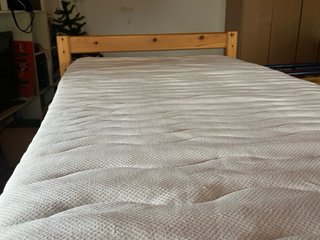 Cama Flexa madera maciza con colchón IKEA