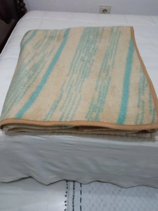 Manta beige y azul marca Paduana cama de 90