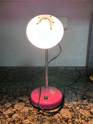 Lámpara de mesa rosa