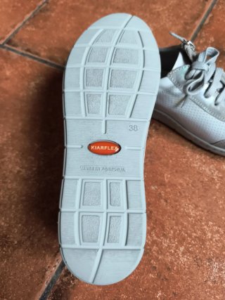 Zapatillas piel cómodas mujer grises y blancas