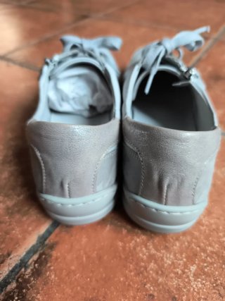 Zapatillas piel cómodas mujer grises y blancas