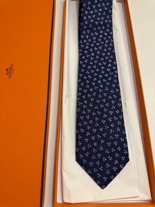 Cravatta Hermes Blu Marina con Cuori Rosa