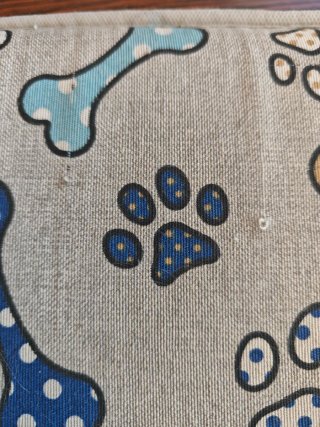 Cuscino per animali con due elastici.