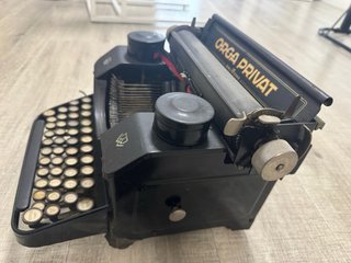 Máquina de escribir antigua Orga Privat