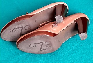 Zapatos piel con tacón.