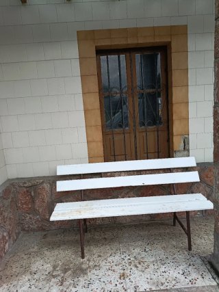 Banco de madera con patas de hierro