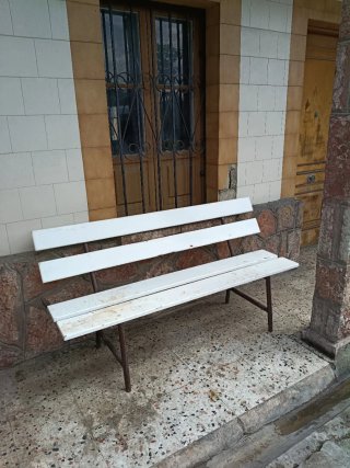 Banco de madera con patas de hierro