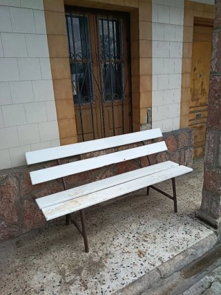 Banco de madera con patas de hierro