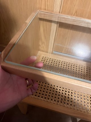 Mesita de madera con tapa de cristal