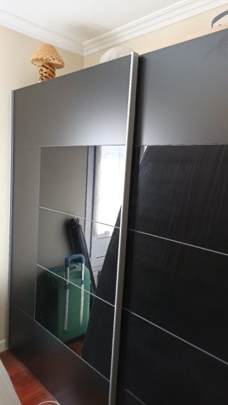 Armario negro con dos puertas correderas  cristal