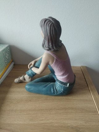 Figura cerámica pintada a mano mujer sentada
