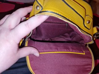 Mochila amarilla con bolsillo frontal