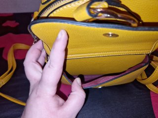 Mochila amarilla con bolsillo frontal