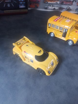 Lote 2 Juguetes: Bus Escolar y Coche Amarillo