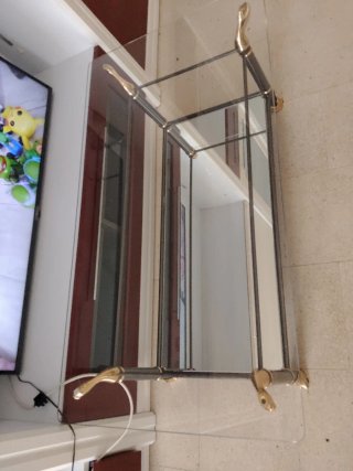 Mesa centro cristal y metal dorado