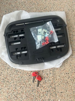 Baúl Shad 39L Carbono Con respaldo.