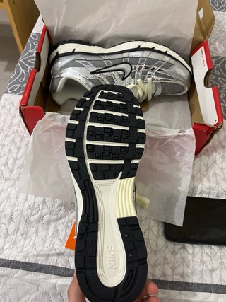 Nike P-6000 Plata y Negro