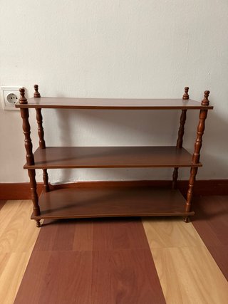 Estantería de madera marrón