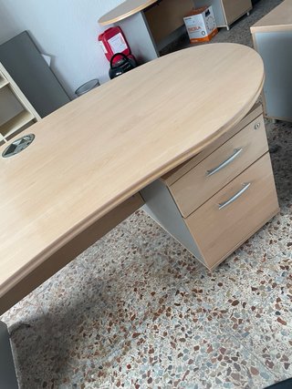Mesa de despacho grande con cajones