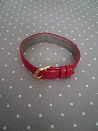 Pulsera de piel roja con hebilla dorada