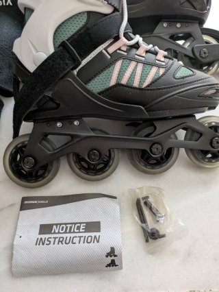 Patines en línea con bolsa morada de transporte