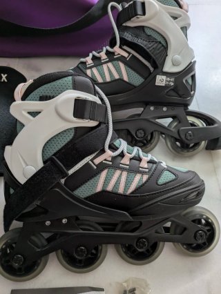 Patines en línea con bolsa morada de transporte